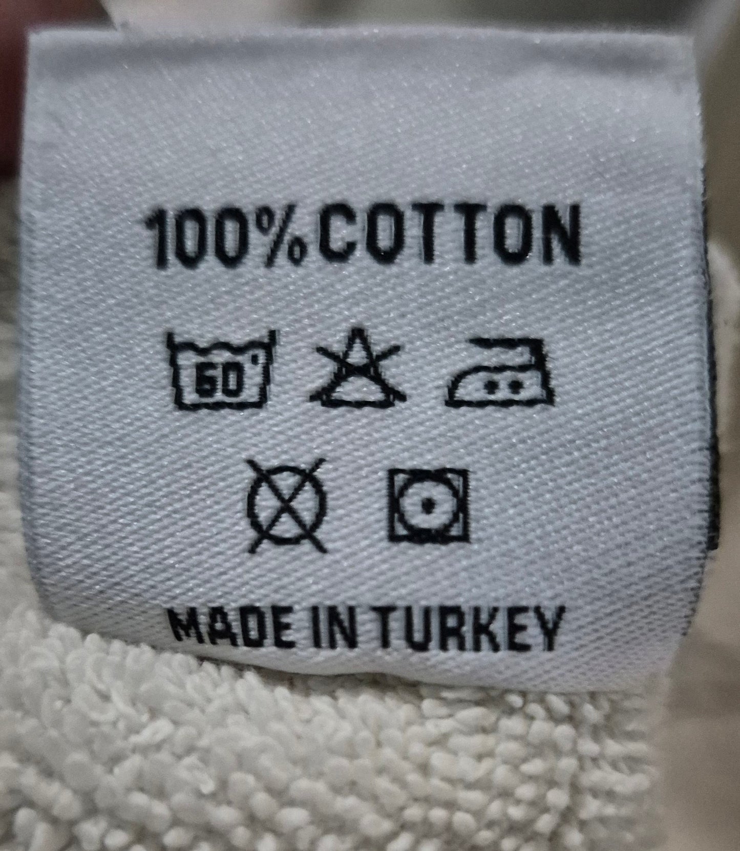 ETIQUETA SATINADA SIN MÍNIMOS DE COMPRA PERSONALIZADA.
